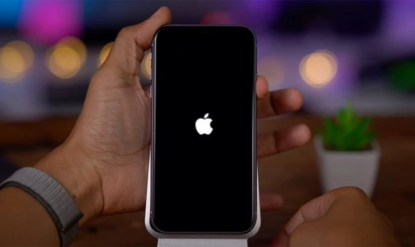 Tại sao iPhone 13 bị đơ không tắt nguồn được, cách sửa