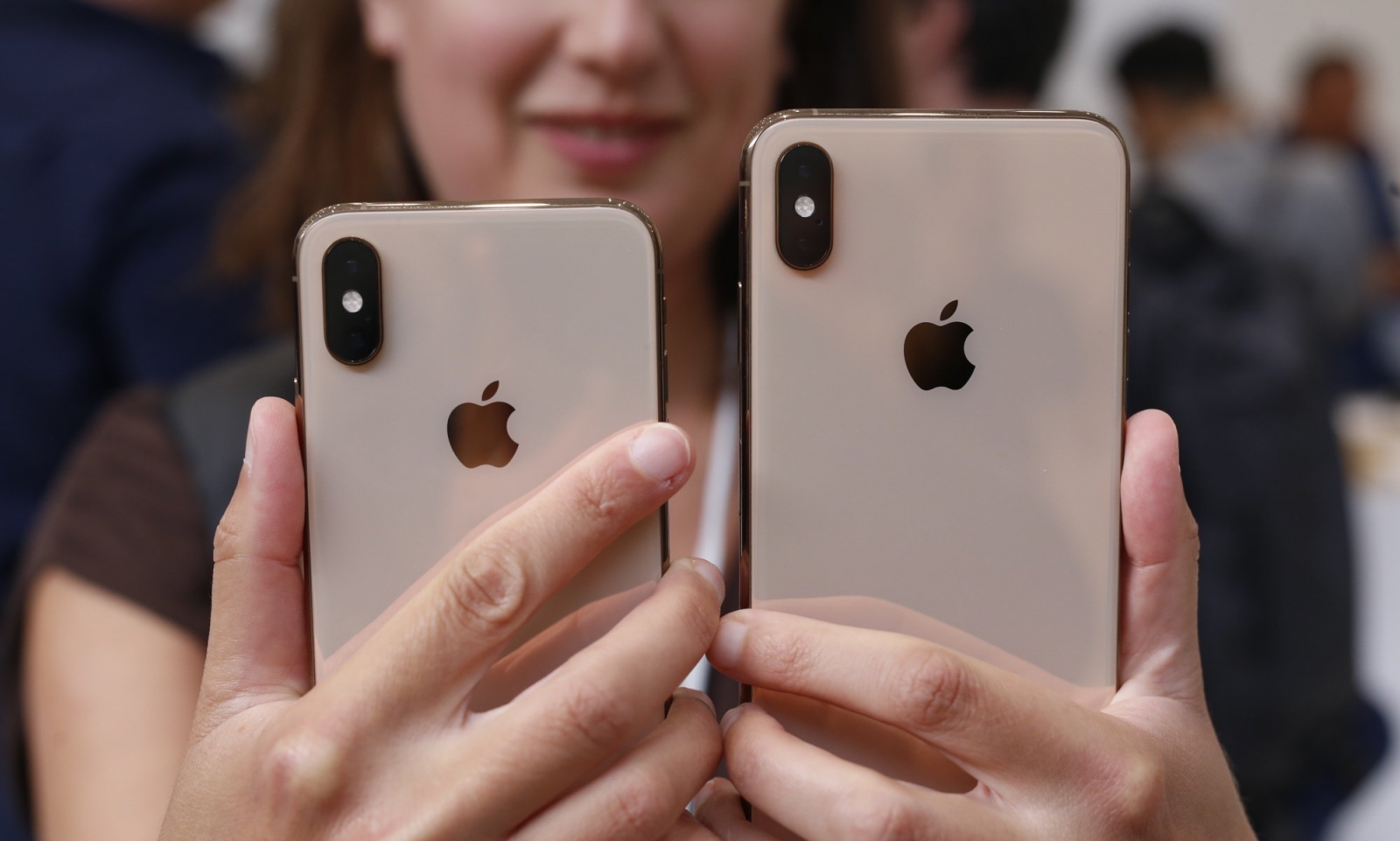 Nên mua iPhone quốc tế hay chính hãng tốt hơn?