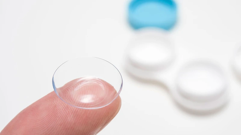 Cách đeo lens đúng cách cho đôi mắt khỏe mạnh