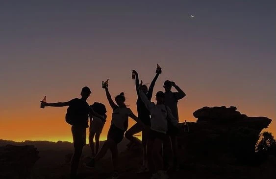 Ánh Dương Ấm Áp Trong Tình Bạn Đích Thực