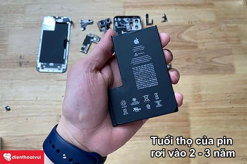 Thay pin iPhone 12 Pro Max chính hãng để giữ hiệu suất