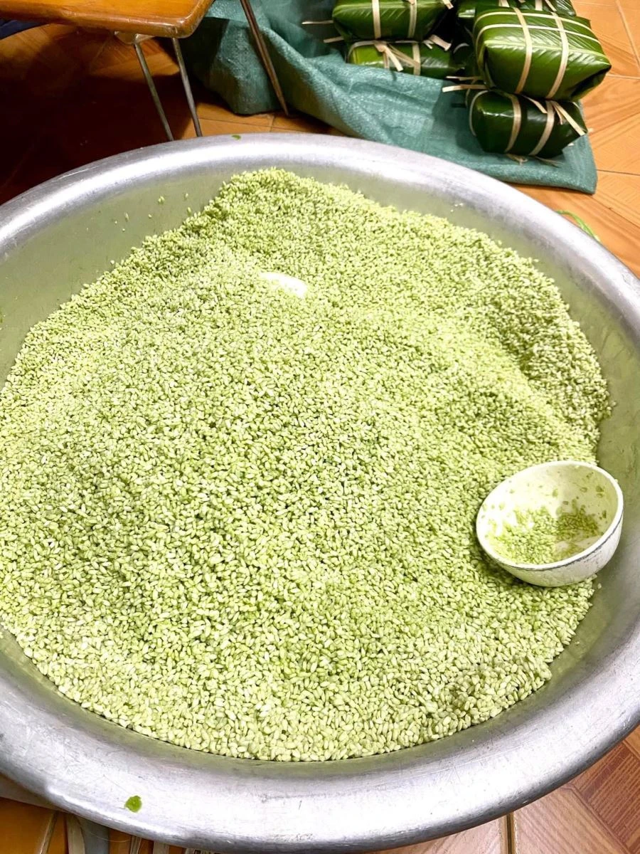 Quây quần gói bánh chưng xanh, giữ trọn dư vị ấm áp ngày Tết cổ truyền