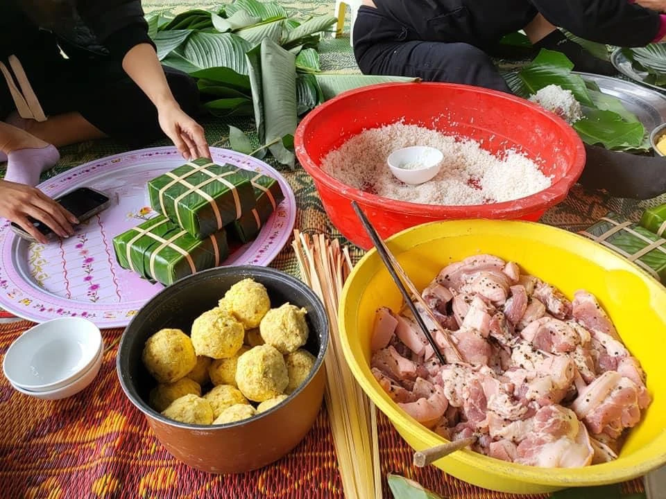 Quây quần gói bánh chưng xanh, giữ trọn dư vị ấm áp ngày Tết cổ truyền