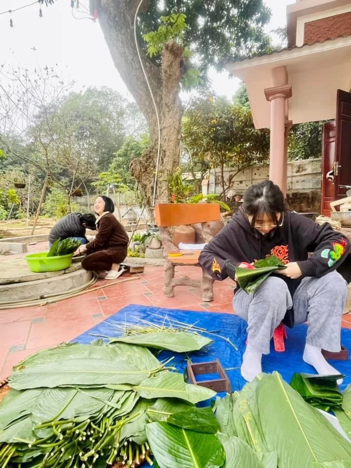 Quây quần gói bánh chưng xanh, giữ trọn dư vị ấm áp ngày Tết cổ truyền