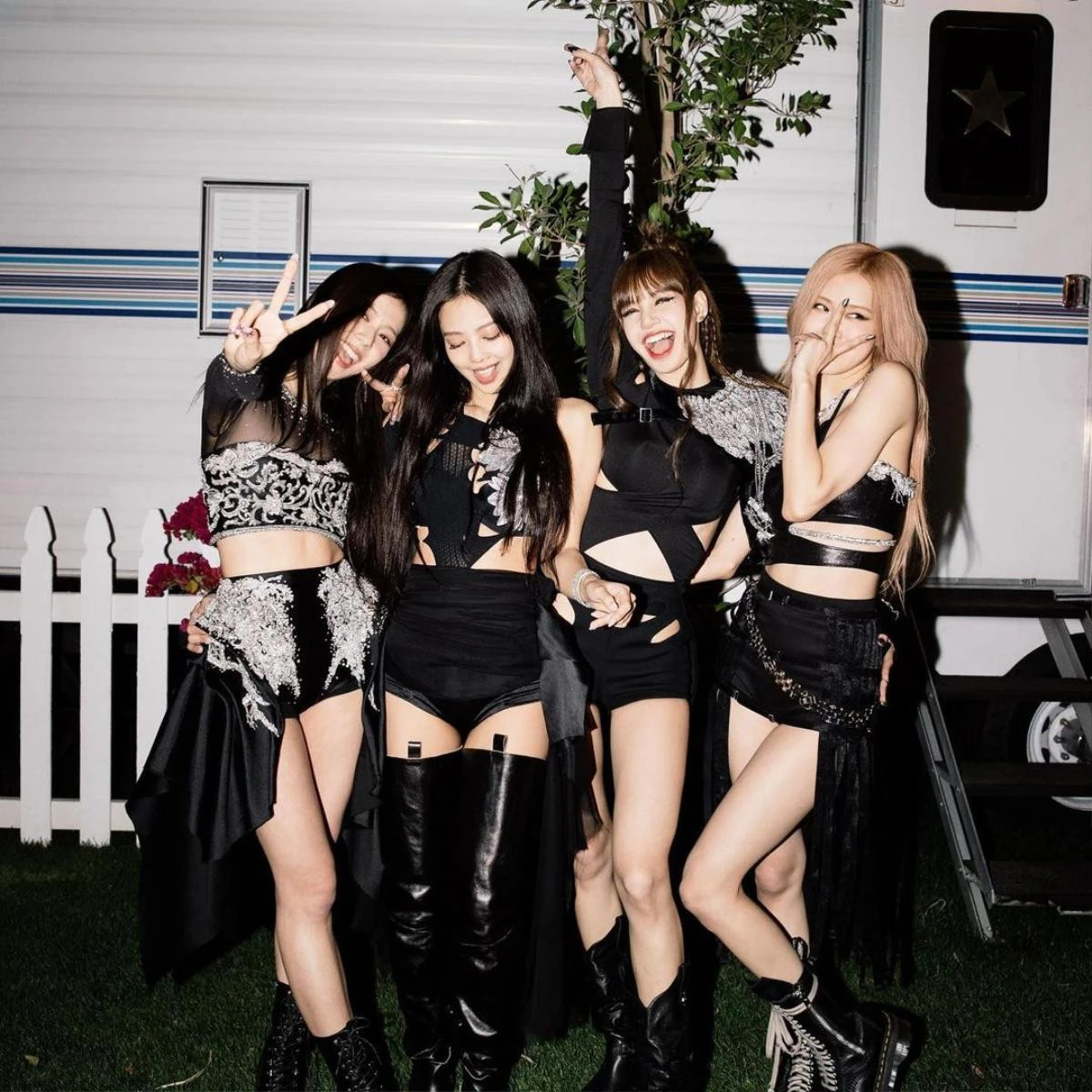 Khung hình hiếm hoi đầy đủ các thành viên của Blackpink, bàn tay kỳ lạ của Jisoo gây tò mò