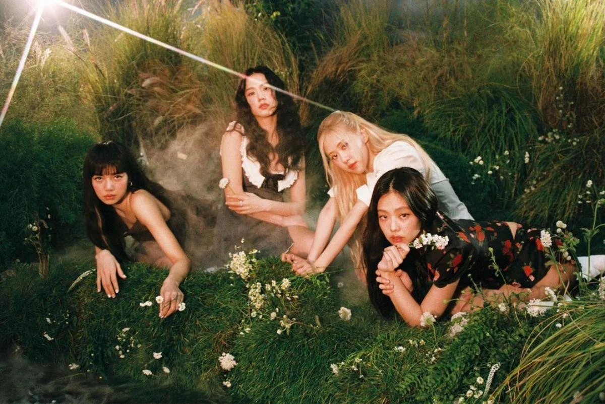 Khung hình hiếm hoi đầy đủ các thành viên của Blackpink, bàn tay kỳ lạ của Jisoo gây tò mò