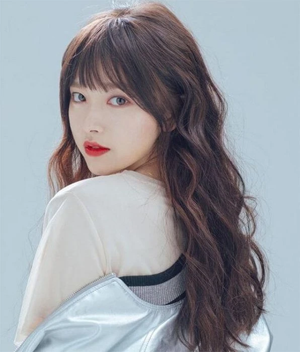 Khám Phá Kiểu Tóc Dài Uốn Đuôi Đầy Phong Cách