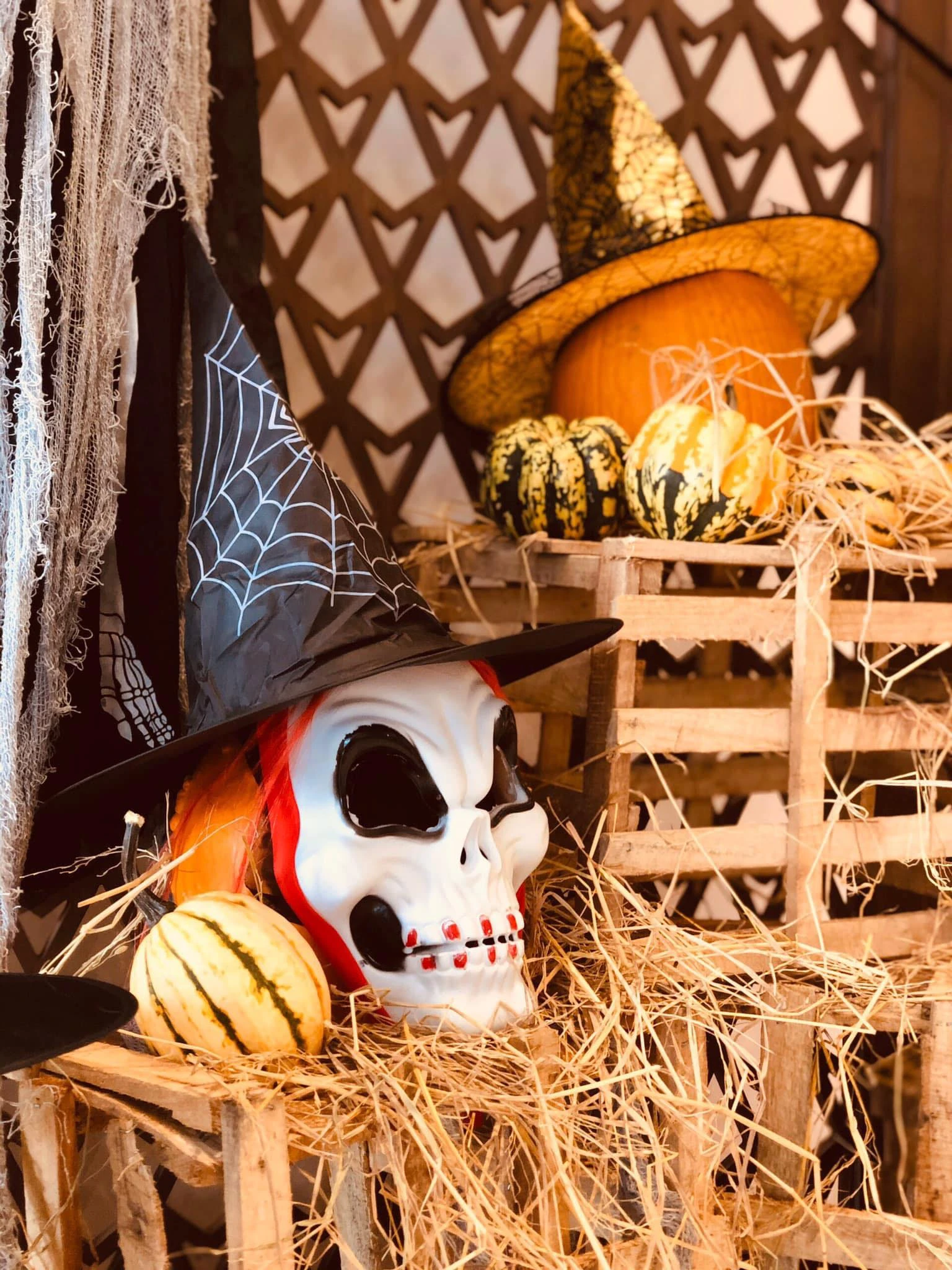 Trang trí Halloween mầm non với giấy màu tiết kiệm