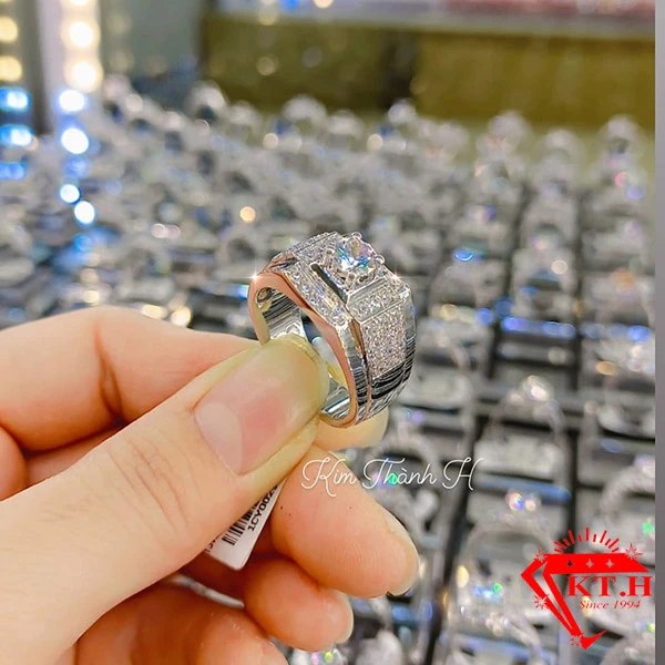 Nhẫn nam vàng trắng: Biểu tượng của quyền lực và địa vị