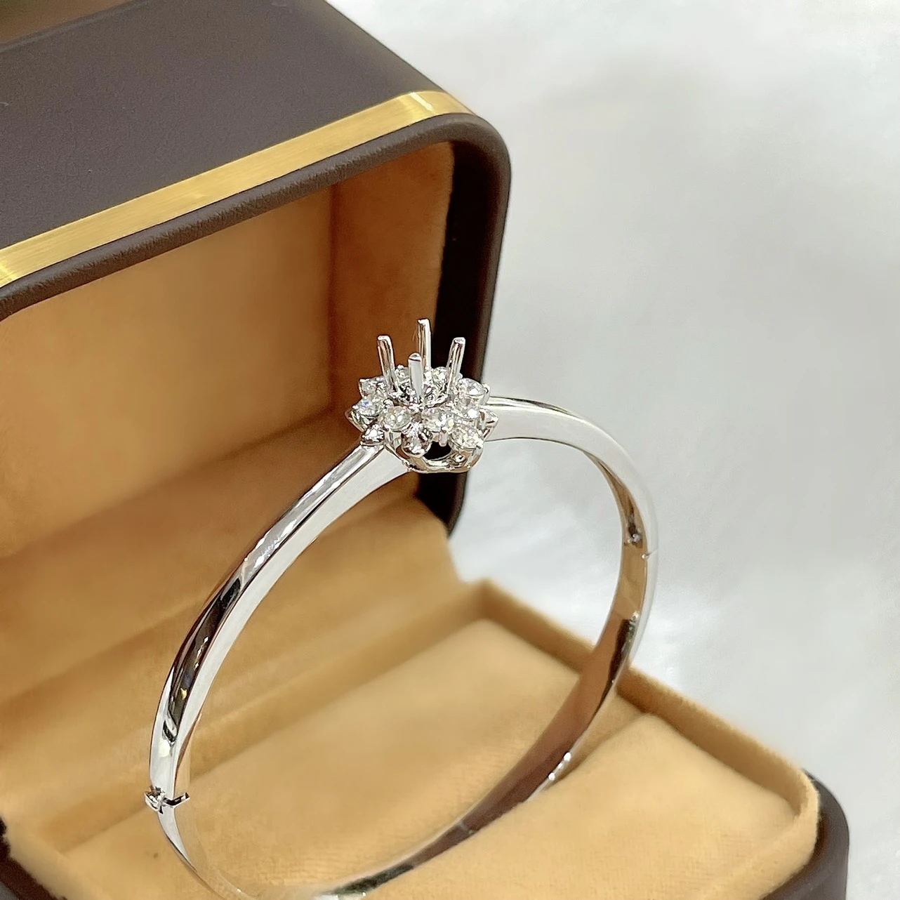 Vàng Ý 750: Sự Kết Hợp Giữa Giá Trị và Thẩm Mỹ