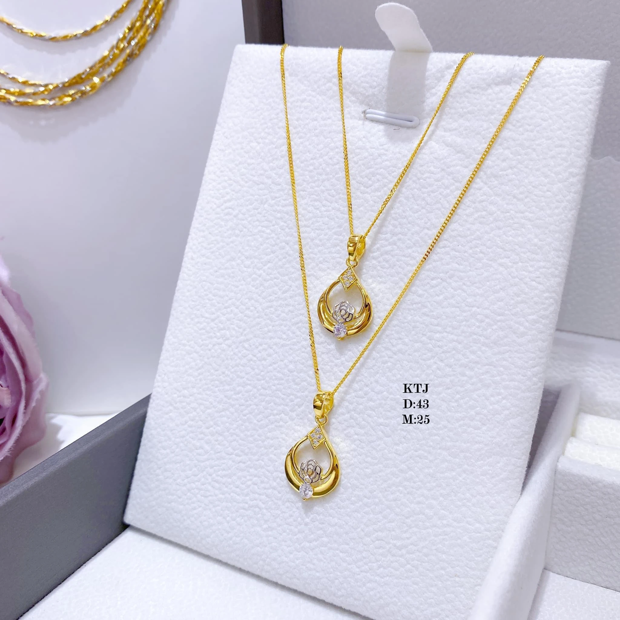 Vòng cổ vàng tây nữ tôn lên vẻ đẹp và phong cách riêng