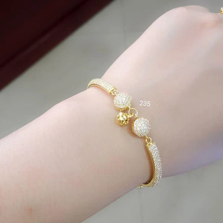 Khám Phá Sức Hút Của Lắc Tay Vàng Tây Cho Phái Đẹp